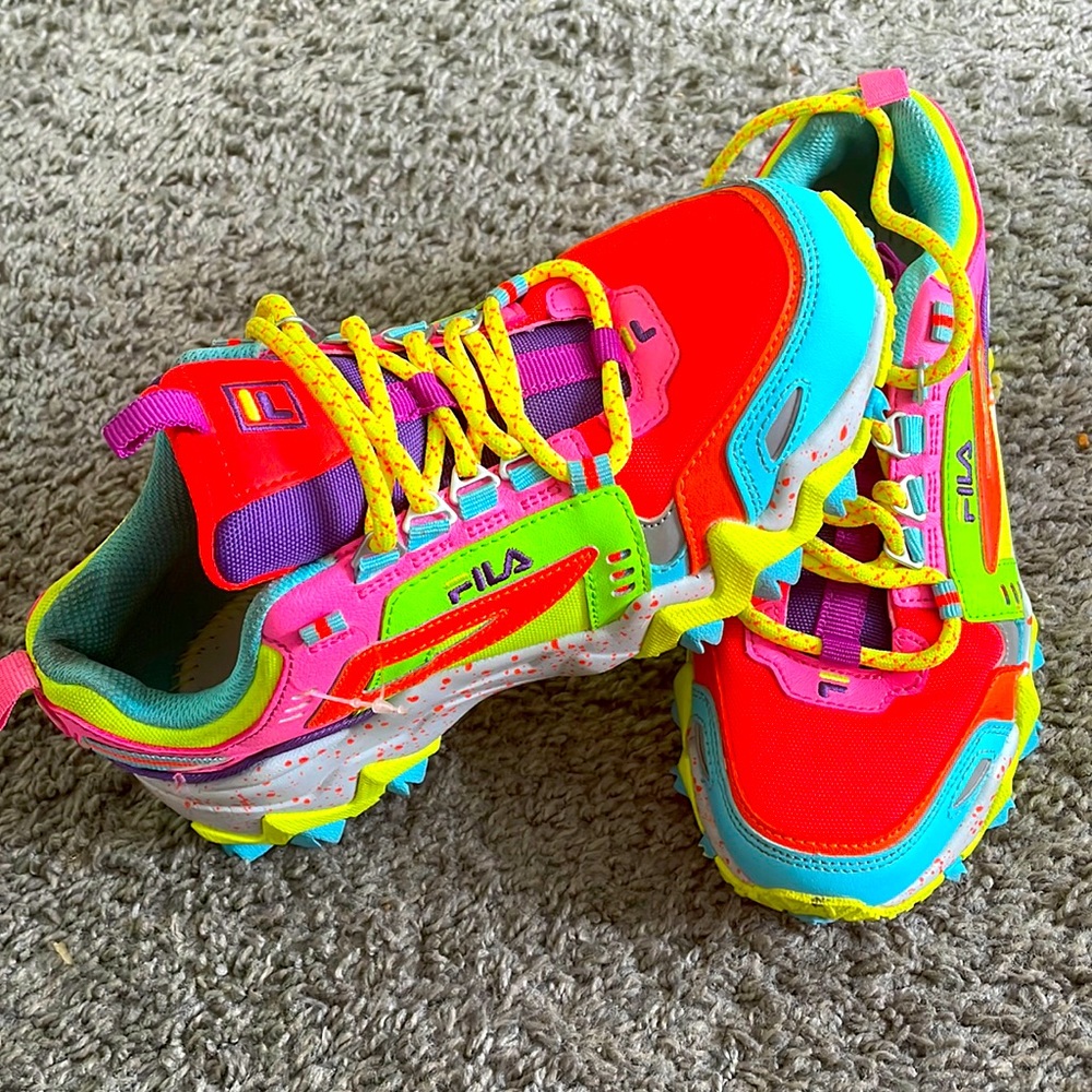 These are girl fila size 6 they have been worn once , the soles are missing